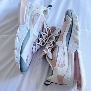 Nike Womans Airmax 270 React Sneakers